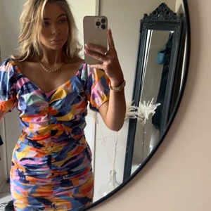 Härlig sommarklänning från GinaTricot - Underbar, färgglad och festlig klänning inför sommaren. 