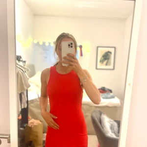 Röd klänning  - Häftig röd färg, högre i nacken. 