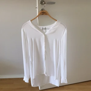 Carin Wester  - Carin Wester storlek 38 vit sjorta längre bak till 