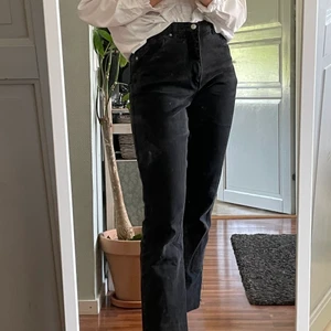 Svarta jeans😎 - Dessa älskade jeans söker ny ägare som kan rocka dem! Jag köpte dem på second hand och fick laga ena byxbenet då en tygbit klippts bort från det, lagningen håller dock superbra och förövrigt är de i fint skick! Frakt på 79 kr tillkommer💗