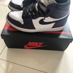 Jordan 1 court purple - Säljer mina jordans då jag inte använder dom, använda fåtal gånger (ej creasade) storlek 43 Dom är nästan helt oanvända, det du får med är: Extra snören (lila) Kvitto Box Flight club tag  Priset kan diskuteras  Kan skickas 