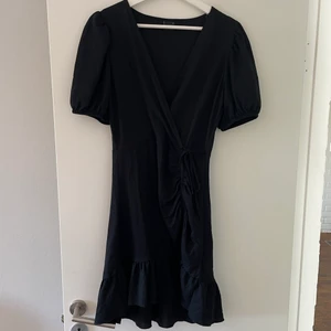 Gina Tricot - Svart klänning från Gina Tricot som passar perfekt nu till sommaren. Använd ett fåtal gånger. Skriv för fler bilder