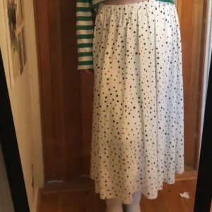 Prickig kjol - bra skick, har nästan aldrig använt den:)