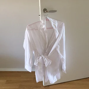 Sjorta - Lång slits bak med guld detaljer i armarna man kan knyta den i midjan 