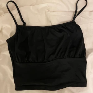 Svart topp från h&m - Svart topp från hm i storlek xs som tyvärr är för liten för mig. Säljes för 30 kr + frakt 🥰