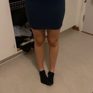 mörk grön kjol  - mörk grön kjol. fint skick 