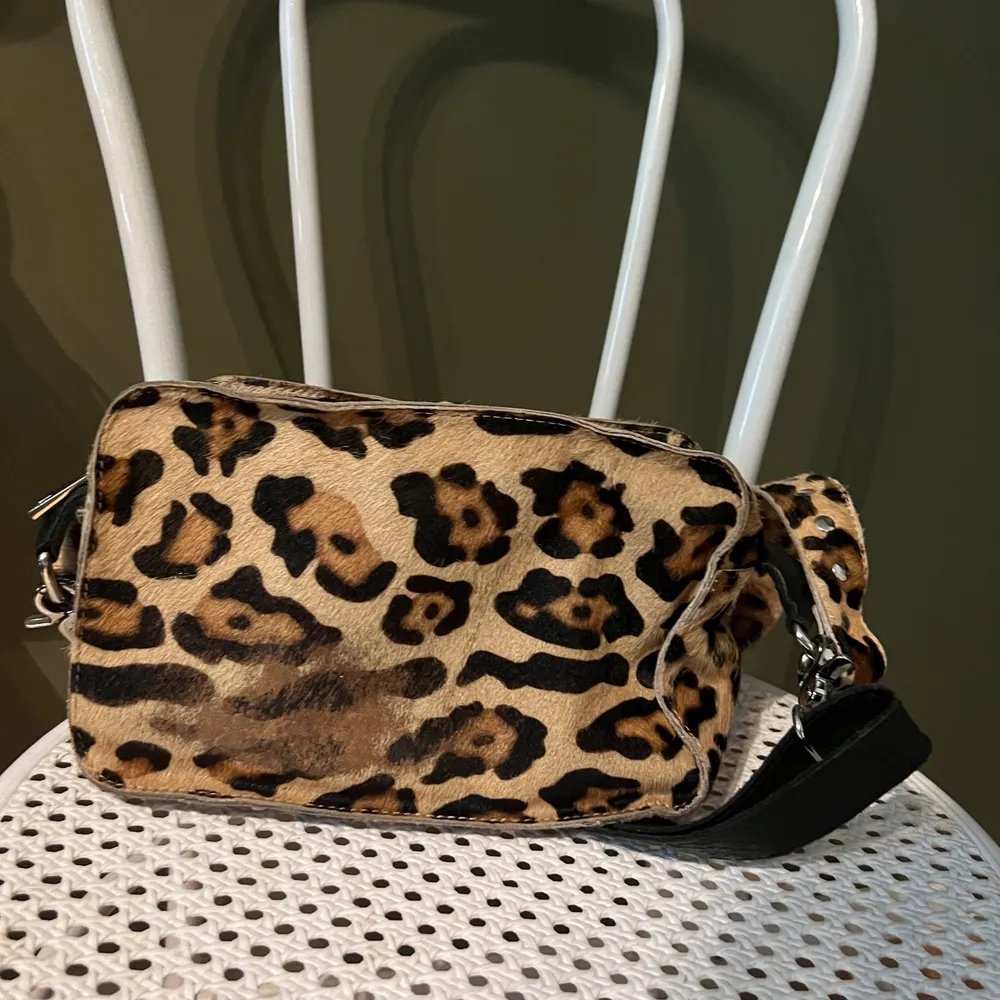 nunoo bag leopard, lite avskavt på baksidan men igen man ser när man har väskan på sig annars i jättefint skick, dyr i inköp. Kan skickas #nunoo . Accessoarer.