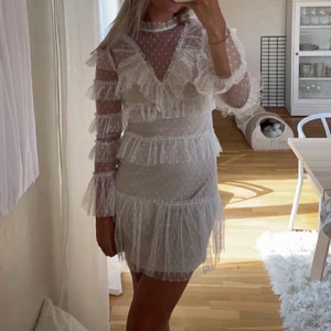 Studentklänning - Lånade bilder (köptes här på plick men passade inte mig så säljer vidare) storlek 38 men passar en 36 också. Aldrig använd. Passar bra för student eller skolavslutning 