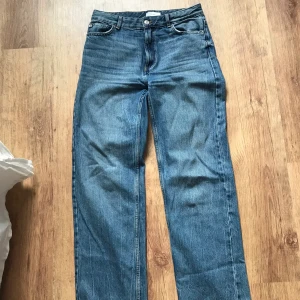 Bershka - Säljer ett par superfina jeans som är andvända Max 3 gånger. Dem har blivit för små så kan tyvärr inte ha dem längre