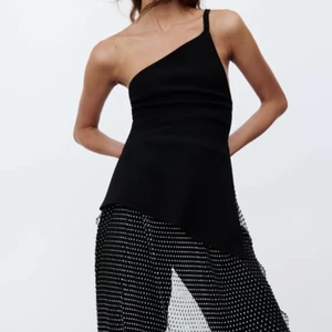 Topp  - Oanvänd topp från zara med prislapp kvar. Öppen rygg där man knyter (svårt att få på bild! , kan skicka bilder vid intresse!  Köpare står för frakt. 