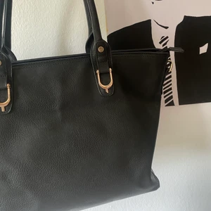 Svart väska🖤 - Snygg och praktisk väska🖤 köpt från Ullared och säljer då jag redan har en sån väska! Använd ett antal gånger men i bra skick. Ordinarie pris ca 200kr men säljer för 100💖 köparen står för frakten!