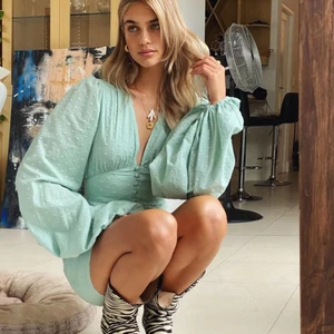 Adoore klänning florens - Florens klänning från adoore i färgen mint. Helt oanvänd med lappen kvar. Färgen är som på första och tredje bilden, skriv för fler bilder. Köparen står för frakt men kan även mötas upp i stockholm. 