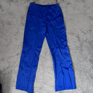 Satin byxor - Satin byxor från Zara. Köpta sommaren 2021 och har använts en gång men har blivit lite för tighta på mig. Passar storlek 36. Nypris 400kr. Kan gå ner i pris vid snabb affär. Köparen står för frakt.