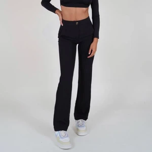 Kostymbyxor - Helt oanvända byxor från Venderbys🤍 I modellen levis, de på andra bilden! Säljer pga beställde förliten storlek, nypris 699kr