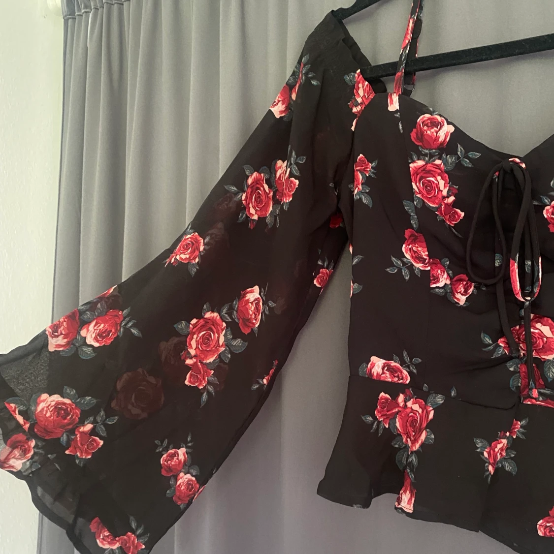 Svart långarmad med rosor❤️ - 90