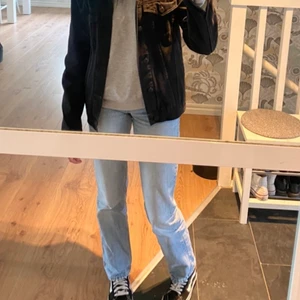 ZARA STRAIGHT JEANS - säljer mina superfina raka jeans från zara, inte så mycket använda och säljer för att jag har ett par nästan likadana. storlek 34💙💙