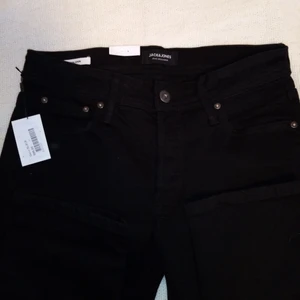 Jeans men - Raka jeans från jack&jones, nyskick, aldrig använda, lapparna sitter kvar då vi inte hann lämna tbx de. De passar 190cm+