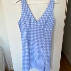 Rutig Sommrig Klänning  - Rutig Sommrig Klänning  Storlek: M  Klänningen är ganska kort men är superfin och skön att ha på sommaren. Klänningen sitter superfint på, den har en tajtpassform. Den är normal i storlek, så för den som är storlek M skall den säkert sitta superfint på!💕