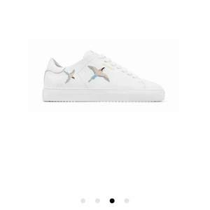 INTRESSEKOLL på mina vita arigato skor med fåglar! Vill ev köpa ett par andra istället, använda en gång så ser helt nya ut, köpte för någon månad sen! Skriv privat för mer bilder! Nypris: 2200 kr