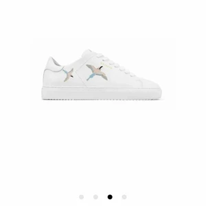 Arigato skor - INTRESSEKOLL på mina vita arigato skor med fåglar! Vill ev köpa ett par andra istället, använda en gång så ser helt nya ut, köpte för någon månad sen! Skriv privat för mer bilder! Nypris: 2200 kr