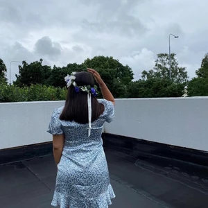 Blommig klänning - Endast använd en gång, förra sommaren på midsommar🌸