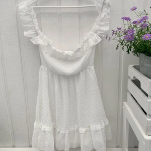 Vit klänning i storlek S - Vit klänning i storlek S. Tyvärr för kort för mig som är 1,77cm.  Klänningen är inte genomskinlig av nått slag. 