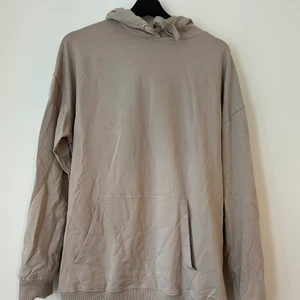 Huvtröja från Nelly, storlek S - Beige Huvtröja från Nelly Storlek S Använd men i gott skick 