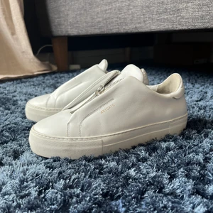 Arigato skor - Fina nästan oandvända Axel arigato skor som jag köpte här på Plick men som tyvärr var för stora. Använda cirka 5 gånger var av en gång har jag använt dem. Alltså mycket fint skick❤️ 