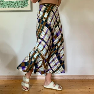 Rutig Långkjol Samsøe Samsøe L - Jättefin kjol från Samsø Samsø storlek L i nyskick. Endast använd en gång då den dessvärre är lite stor för mig som har midjemått 70 cm. Lite resår i midjan för skönare passform. 100% viskos. 