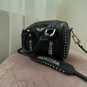 Zadig väska - Säljer denna söta zadig väska, knappt använd så är i superbra skick! Väskan är ganska liten men rymmer ändå mycket! Köp direkt för 2700kr😇