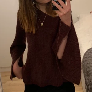 NAKD x Linn Ahlborg - Jättemysig vinröd tröja med trumpetärmar från Linn Ahlborgs kollektion med NAKD🫶🏻 Köpt second hand och endast använd två-tre gånger!