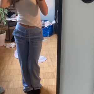 Powder blue juicy byxor - Detta är bara en intressekoll på om någon vill köpa eller om någon vill byta mina blåa juicy mot ett sett eller andra byxor. Skriv för fler bilder 