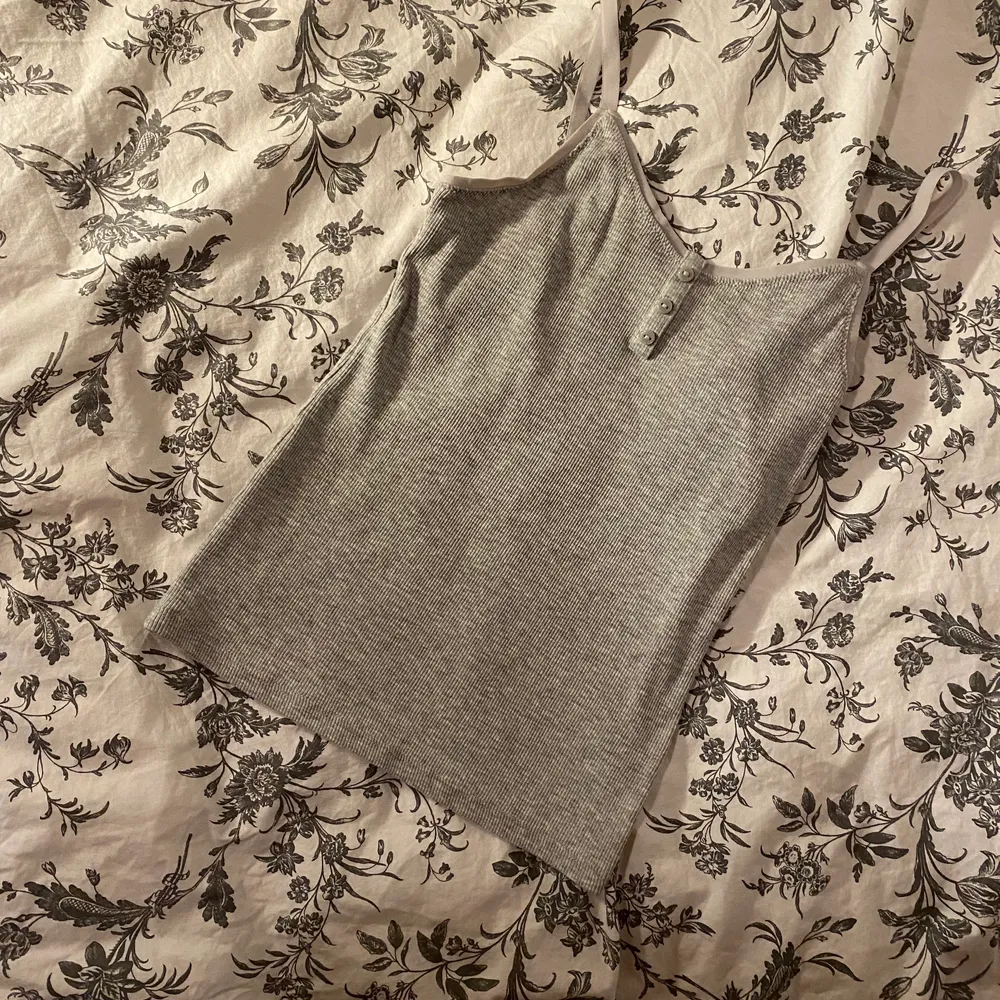 Ribbat grått linne från H&M  Storlek- Xs Säljer pga att jag aldrig får de till användning. Toppar.
