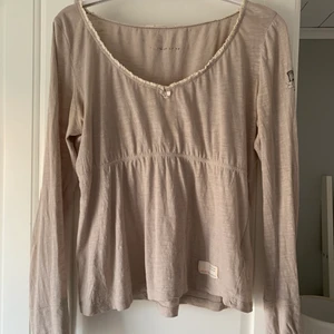 Söt Odd Molly tröja! - TRYCK EJ PÅ KÖP NU‼️ Supersöt långärmad i skönt material från Odd Molly! Ett perfekt basplagg att ha i garderoben. De två första bilderna ger färgen rättvisa, sista bilden ser mer rosa ut än i verkligheten pga kvällssolen💕