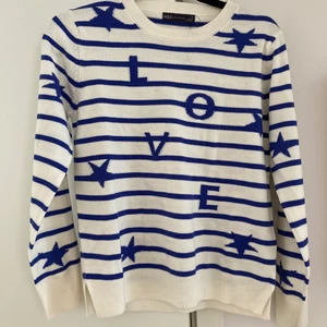 Tunn stickad tröja - Superfin & cool stickad tröja från Marks&Spencer! Köptes i London i våras men aldrig kommit till användning, prislappen kvar! Storlek S/M! Säljes för 100kr exklusive frakt!