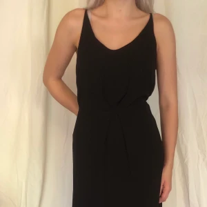 Svart klänning - Enkel klänning med öppen rygg.  