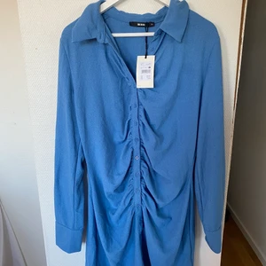 Dk Tilly Dress - Dk Tilly Dress  Storlek: XL  Helt oanvänd, prislapp kvar.  Obs köparen står för frakten 