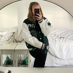 GREEN  NTRLS VARSITY JACKET  - Varsity jacket från jaded London som är nästan oanvänd. Jätte snygg och väldigt bra passform  