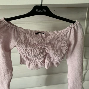 sommrig topp - ursöt topp jag köpte för ett tag sedan på bikbok tror jag, inte kommit till användning tyvärr för är inte riktigt min stil. Skulle säga att färgen är mellan ljusrosa och ljuslila, så söt färg hur som