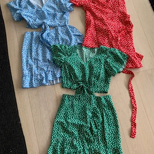 Sommar Klänningar  - 3 fina set från Shein i small. Två det med kjol och topp samt en jättesöt omlottklänning. Inte använda. Säljer i paket med alla för 150kr.  Kan sändas. 