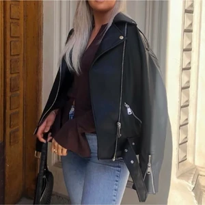 Skinnjacka 36 - Från nelly by nelly köpt förra året. Använd ca 5 gånger så den är som ny!!! Stl 36, nypris 600