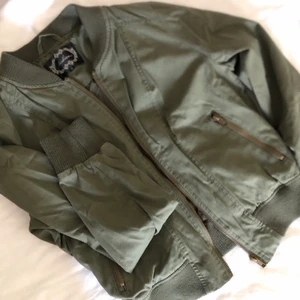 Grön bomberjacka  - Använd 2-4 gånger. Passar bra till sommaren 