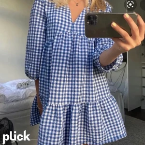 Blå/vit rutig klänning - Söker denna blå/vit rutiga klänningen från zara. Har sökt väldigt länge nu, men inte hittat om ni har en hör gärna av er.💕 köper helst för 200 men sträcker mig till 300💕