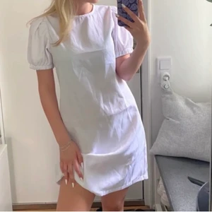 Vit klänning  - Säljer nu denna oanvänd klänning🥰 luftig och skön nu till sommaren🥰 jag är en S normalt🥰 säljer för att jag har för många klänningar🥰 fler frågor skriv gärna till mig privat😍 har även samma klänning i grön och ljusblå🥰