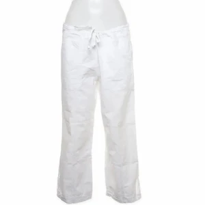 Linnebyxor ish - Snygga ish linnebyxor, de är bomull. Så fina till sommaren. Köparen står för frakt. Köpte de på sellpy men säljer för att jag köpte två linnebyxor och vill behålla 1 par 🌸🌸 