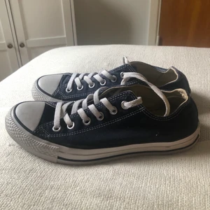 Blå converse - Säljer de här låga mörblå conversen. Är in princip helt oanvända som ni kan se på bilderna. De är i storlek 39.5. Det är bara att höra av sig om ni har någon fråga! Pris kan gå att diskuteras.