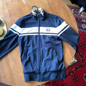 Sergio Tacchini tröja - Sergio tacchini tröja mörkblå & vit  Som ny skick 9/10 bara en knopp på bröstet som kan tas bort!  Riktigt snygg ;)  Stl S 