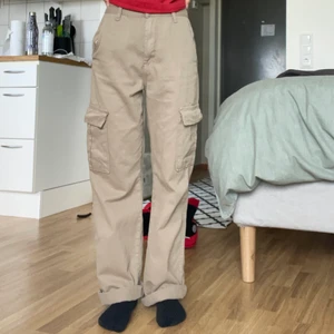 Cargobyxor  - Trendiga cargobyxor i en beige färg Stl 32 Sparsamt användarnamn 