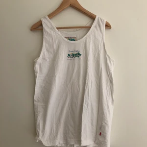 Vintage linne med motiv - Ett vitt linne från märker Jackpot. Minns ej storleken just nu men passar som en M/L