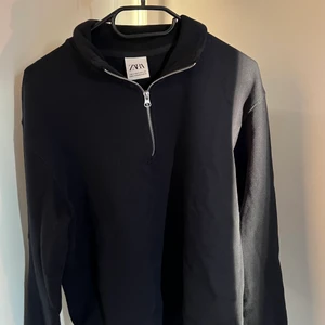 Half zip - Säljer en half zip tröja i färgen mörkblå från ZARA. Använd fåtal gånger och är i storleken S. Köparen står för frakten!